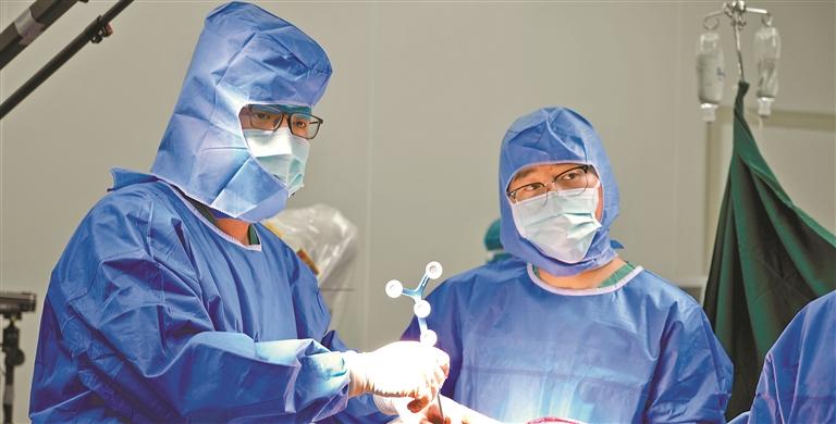 “锟铻”机器人舞动高原 智能骨科扎根藏北(图1)