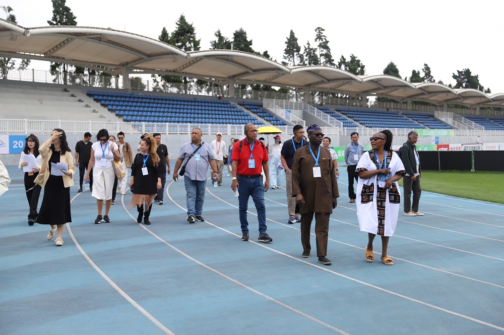 体验国家队同款理疗“黑科技” 外国友人感受到昆明的热情(图2)