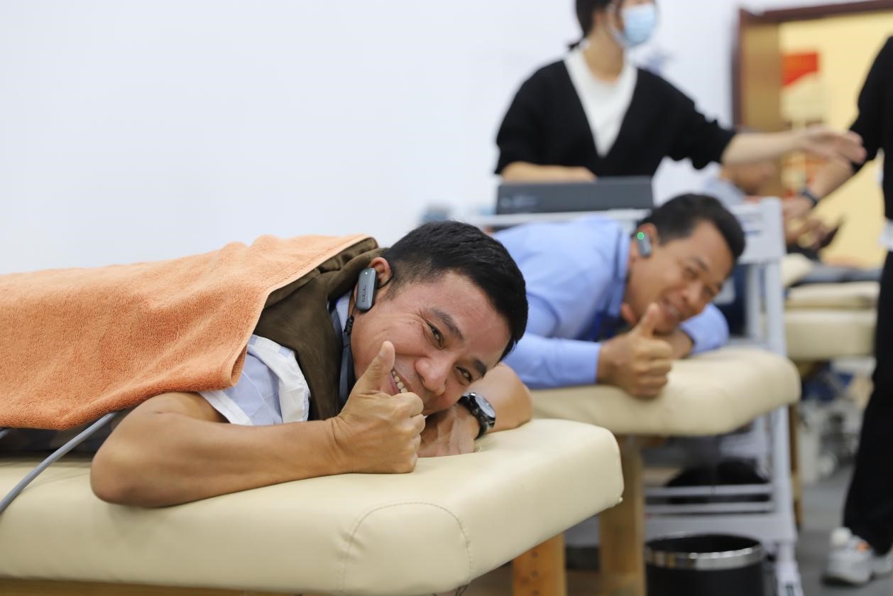 体验国家队同款理疗“黑科技” 外国友人感受到昆明的热情(图4)