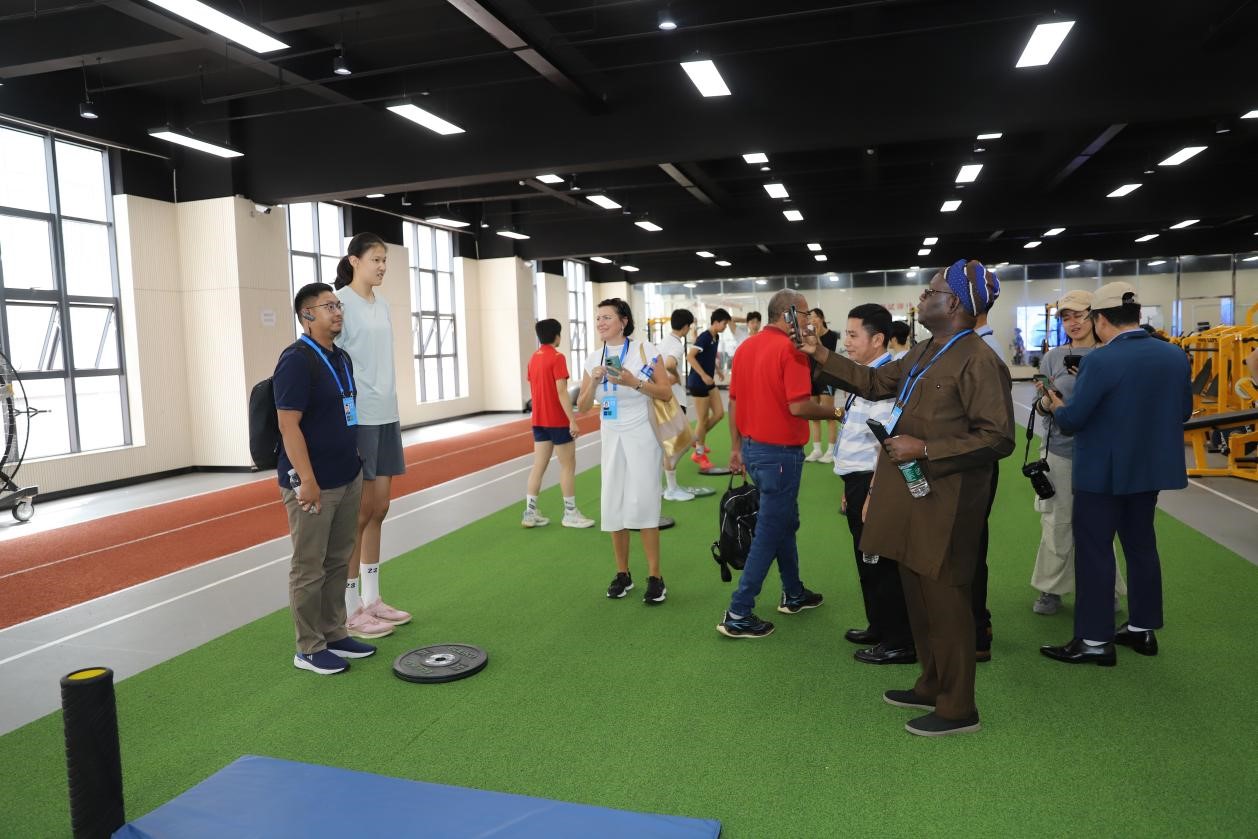 体验国家队同款理疗“黑科技” 外国友人感受到昆明的热情(图3)