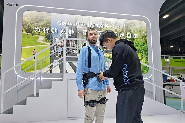 科技赋能重塑行走底气：外骨骼机器人正从医院走进千家万户(图1)