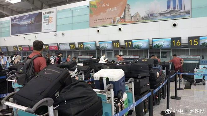 勿把行李当箭靶理性看待中国男足的“负重前行”(图1)