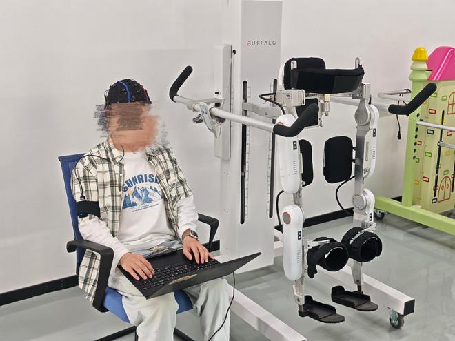 “意念”控制下肢行走这款“成都造”有望明年进入商业化应用(图1)