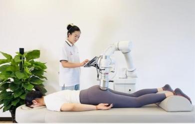 妙策士非遗AI理疗机器人亮相马拉松为选手提供智能康复服务(图7)