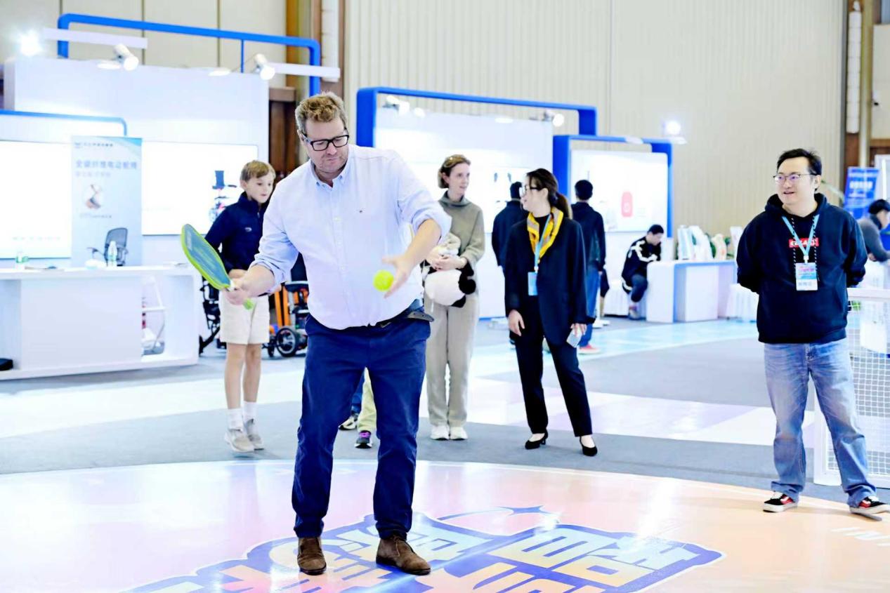 智慧康养机器人展演开幕 成都高新区AI产品组团亮相(图2)