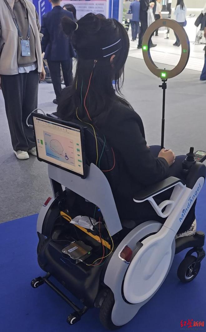 意念控制轮椅、机器人化身“老中医”……AI医疗康复走入现实丨2025年世界互联网大会(图1)