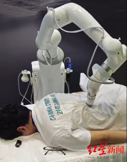 意念控制轮椅、机器人化身“老中医”……AI医疗康复走入现实丨2025年世界互联网大会(图2)