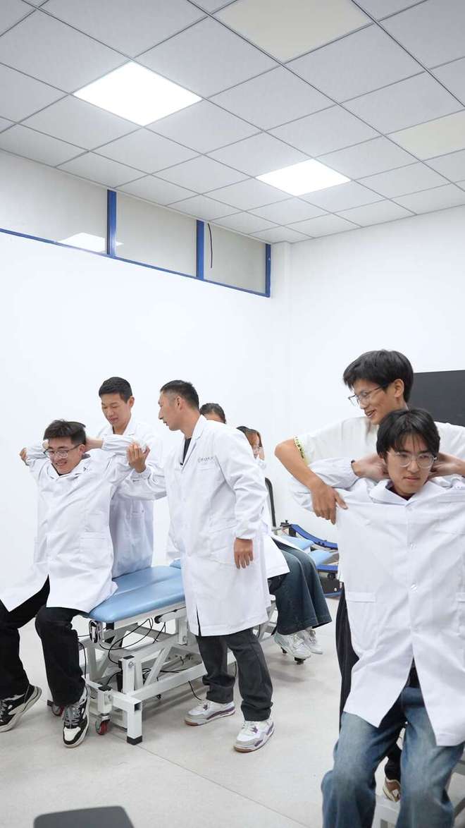 蚌埠医科大学开设康育工坊 百名学子重新学“站”“走路”(图1)
