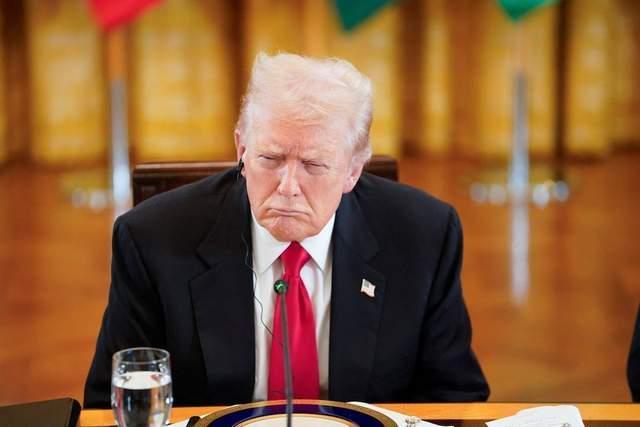 与特朗普签完协议后托卡耶夫脸上只有一个表情全程皮笑肉不笑(图2)