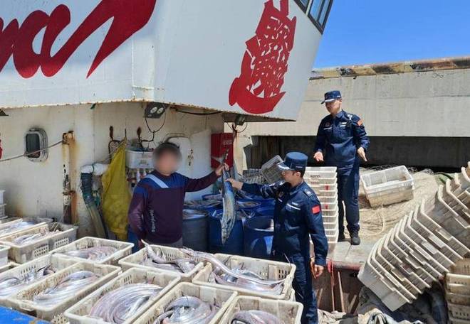 大连一夜扣押259艘渔船！北斗被拆、暗舱藏人安全黑洞有多大？(图6)