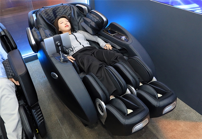 荣泰旗下品牌Aront亮相CES 2026四款健康黑科技产品征服众多老外(图2)