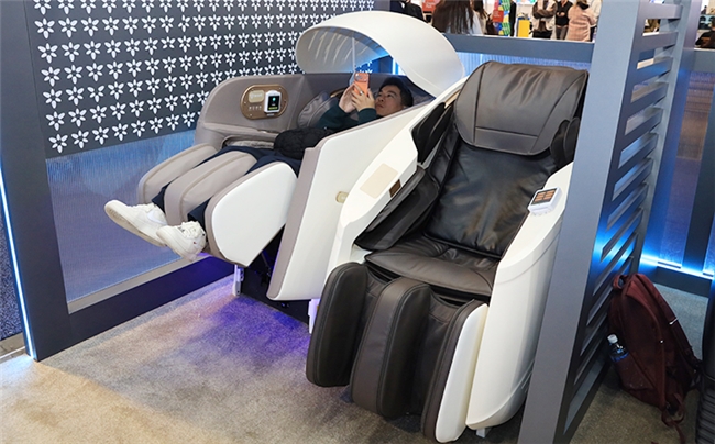 荣泰旗下品牌Aront亮相CES 2026四款健康黑科技产品征服众多老外(图4)