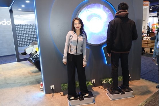 荣泰旗下品牌Aront亮相CES 2026四款健康黑科技产品征服众多老外(图8)