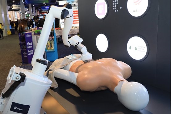 荣泰旗下品牌Aront亮相CES 2026四款健康黑科技产品征服众多老外(图5)