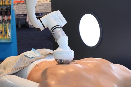 荣泰旗下品牌Aront亮相CES 2026四款健康黑科技产品征服众多老外(图6)