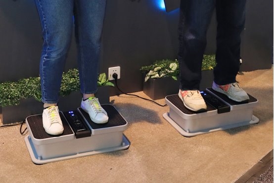 荣泰旗下品牌Aront亮相CES 2026四款健康黑科技产品征服众多老外(图7)