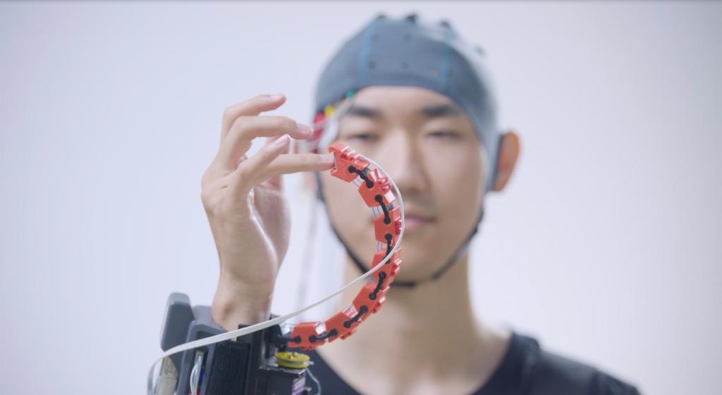 四中全会精神在基层丨一间实验室何以攀登“脑机接口”高峰？