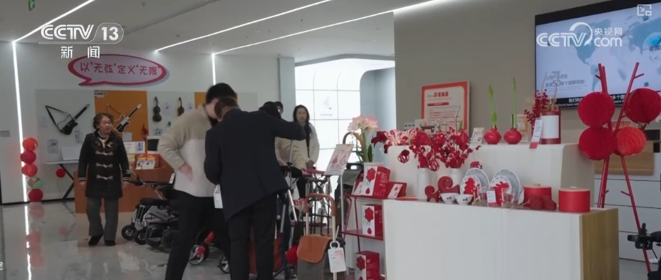 养老“爆款”产品更“轻”更“暖” “硬核”科技给老年人生活添便利