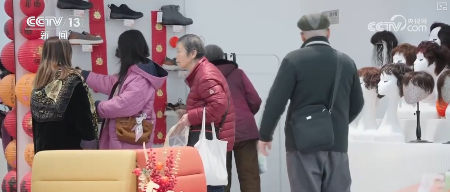 养老“爆款”产品更“轻”更“暖” “硬核”科技给老年人生活添便利(图2)