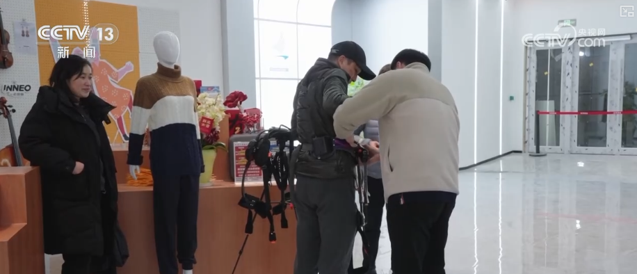 养老“爆款”产品更“轻”更“暖” “硬核”科技给老年人生活添便利(图6)