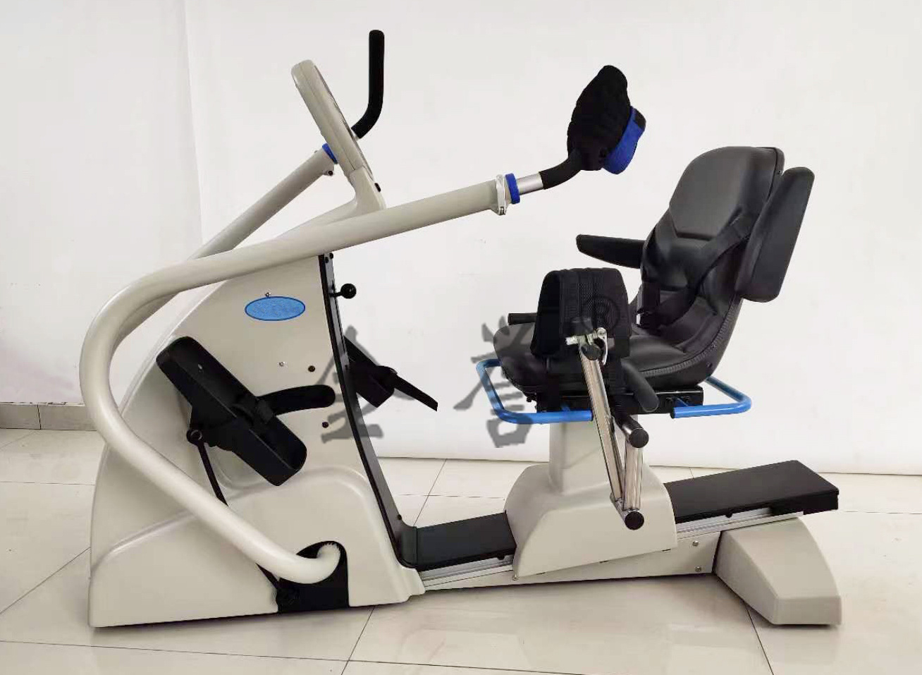 老年慢性病运动社区运动设施适老化适老化器材器材配置与安全指导牌预防风险。