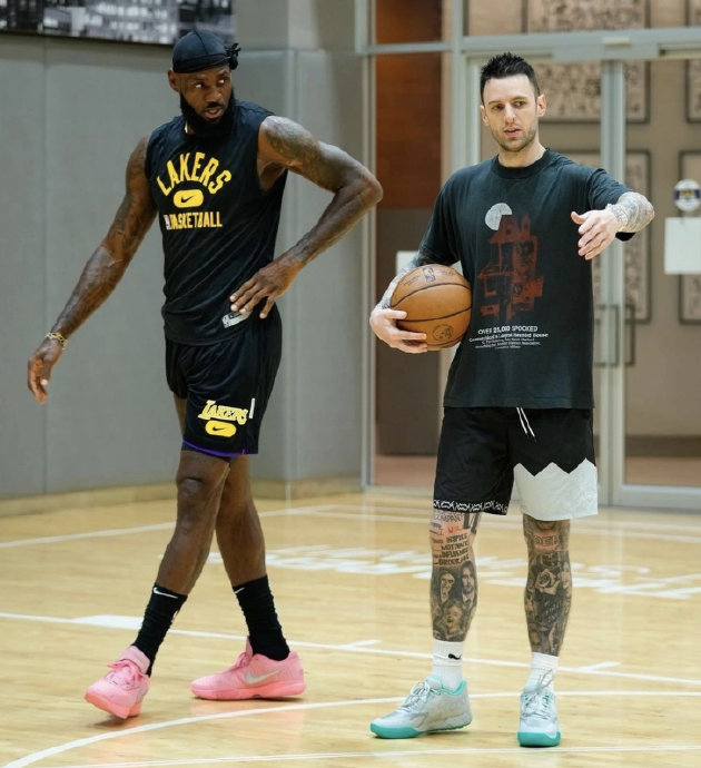 詹姆斯41岁仍在巅峰高龄球员如何保持竞技状态？(图1)